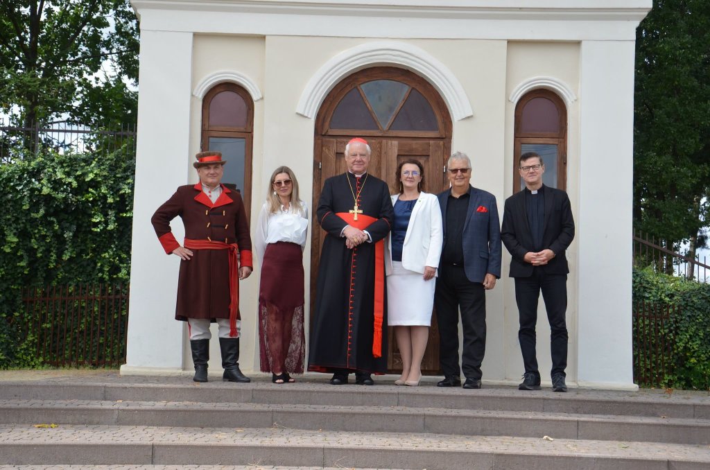 Kardynał Müller w gminie Kadzidło. Co sprowadziło go na Kurpie? [ZDJĘCIA]