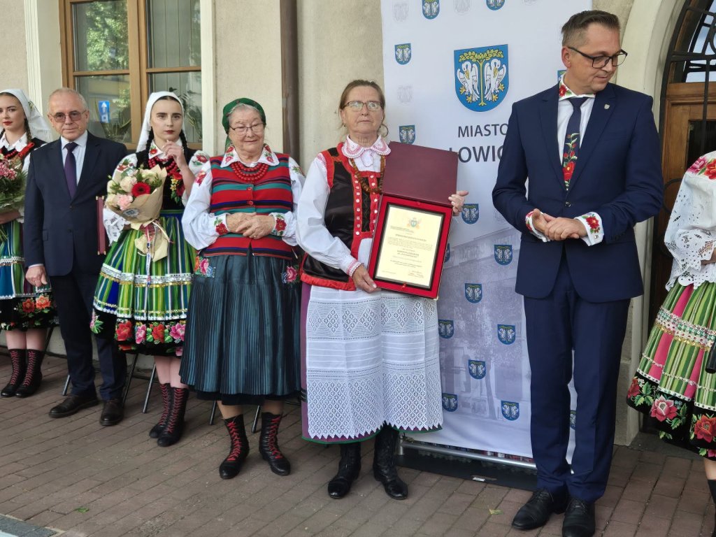 Imię kurpiowskiej artystki na rynku w Łowiczu. Czesława Lewandowska otrzymała „Gwiozdę Łowicką” [ZDJĘCIA]