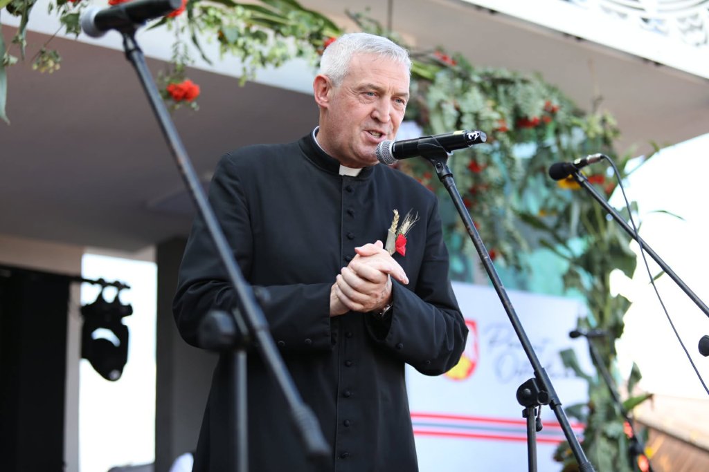 "Czyńmy rzeczy dobre, dobrze". Proboszcz z Kadzidła o... "małym cudzie" na cmentarzu [WIDEO]
