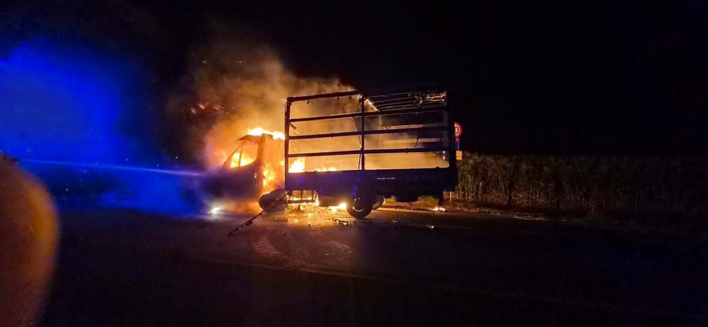 Groźny pożar auta dostawczego. Interweniowały służby [ZDJĘCIA]
