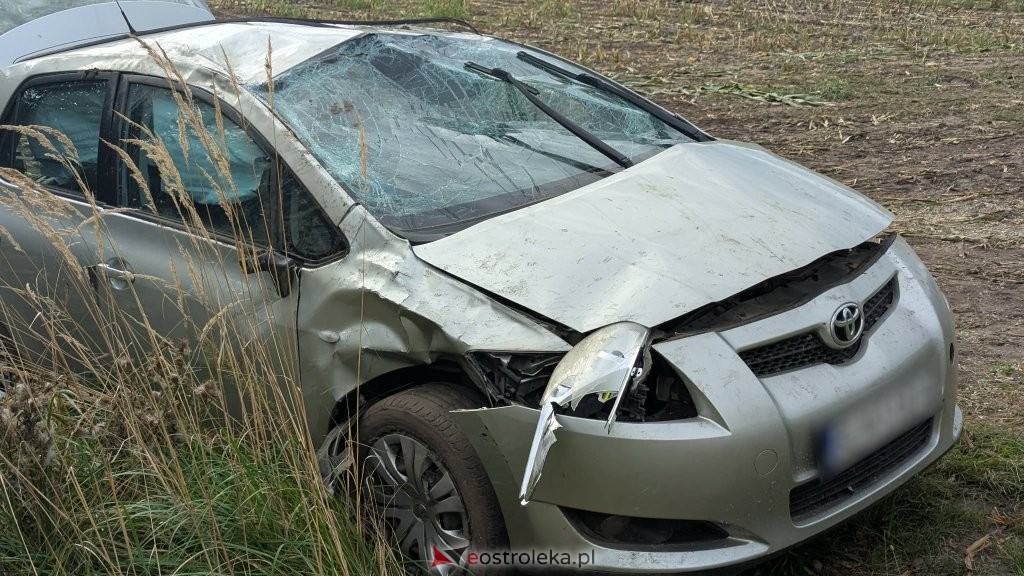 Dachowanie pod Ostrołęką. Toyota wypadła z drogi [ZDJĘCIA]