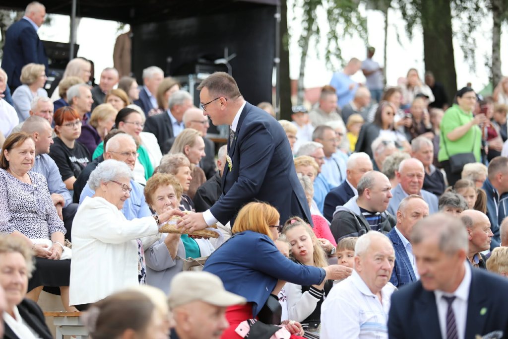 Dożynkowy korowód, tradycyjne obrzędy i występy artystyczne. realizowane są dożynki w gminie Baranowo [WIDEO, ZDJĘCIA]