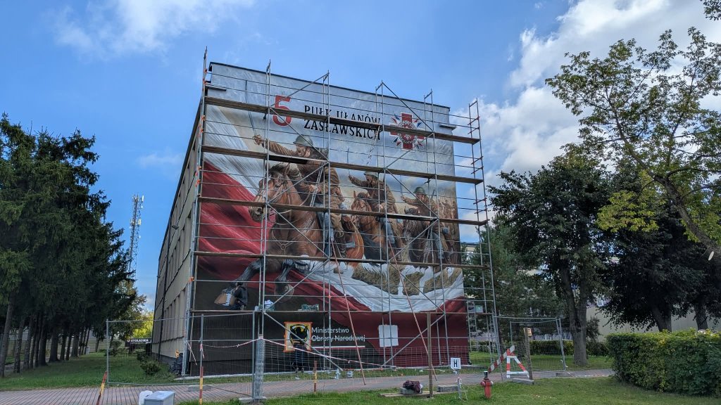 Historia ułanów na wielkiej ścianie. Wyjątkowy mural powstaje w Ostrołęce [WIDEO, ZDJĘCIA]