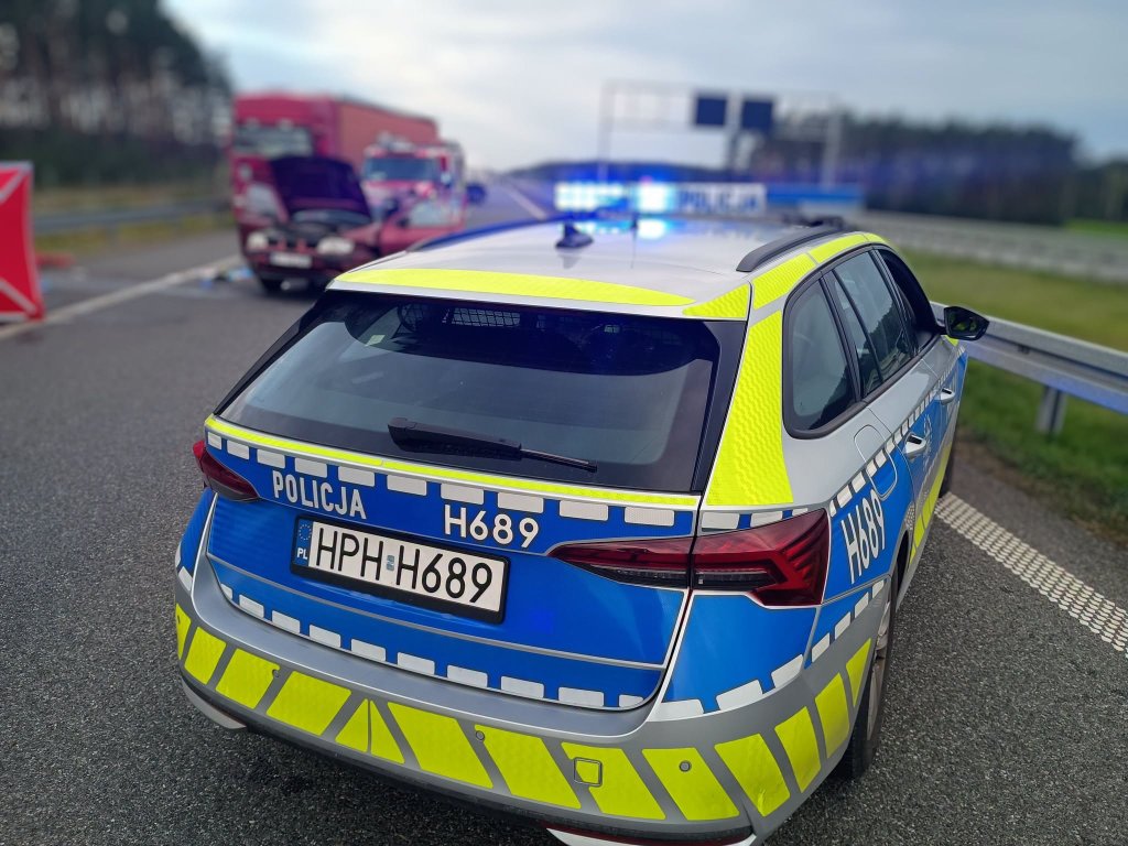 Tragiczny wypadek na S8. Kierowca próbował uciec pieszo, jedna osoba zginęła [ZDJĘCIA]