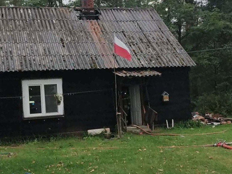 Ogień na poddaszu drewnianego domu. Cztery zastępy walczyły z pożarem [WIDEO, FOTO]