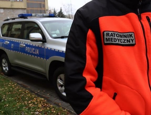 Pacjent rzucił się na ratowników, a potem wyładował furię na karetce