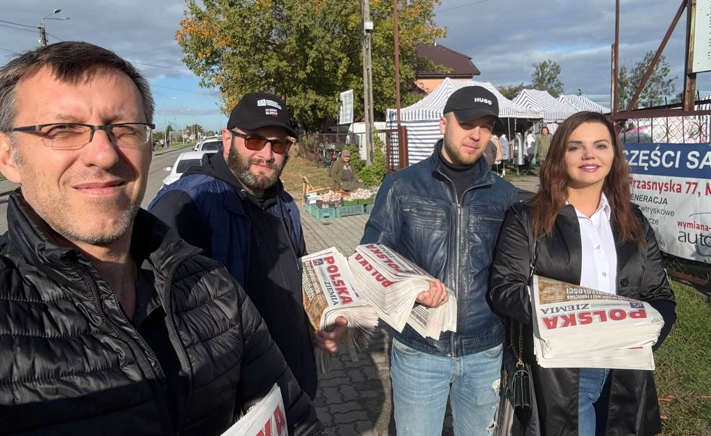 Poseł Marcin Grabowski na targowiskach. Rozdał 1300 gazet [ZDJĘCIA]