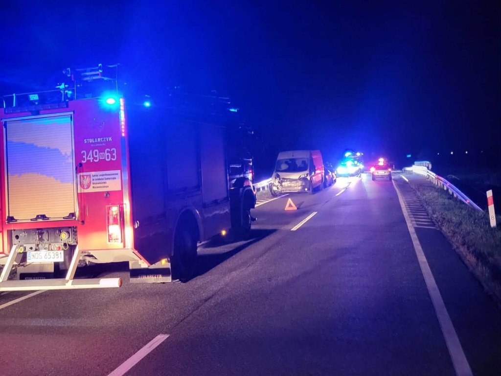 System eCall podniósł alarm. Na miejscu zastano rozbite auto, ofiara wypadku leżała 50 metrów dalej [FOTO]