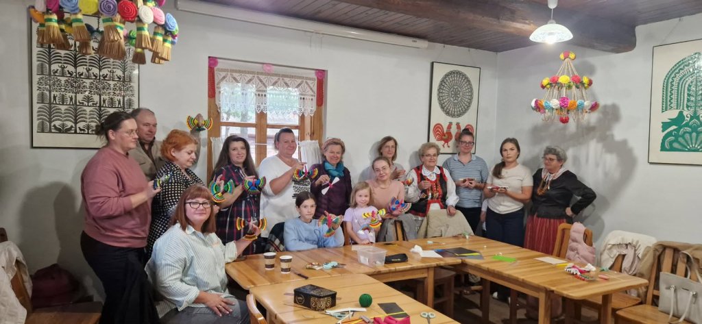 Sztuka tworzenia tradycyjnych ozdób na Kurpiach. Wyjątkowe warsztaty w Kadzidle [ZDJĘCIA]