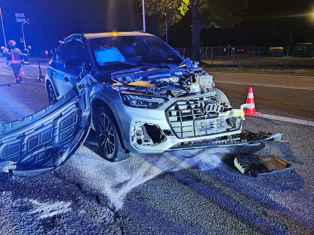 Nastolatek w Audi chciał wyprzedzić ciągnik. Skończyło się zderzeniem [ZDJĘCIA]