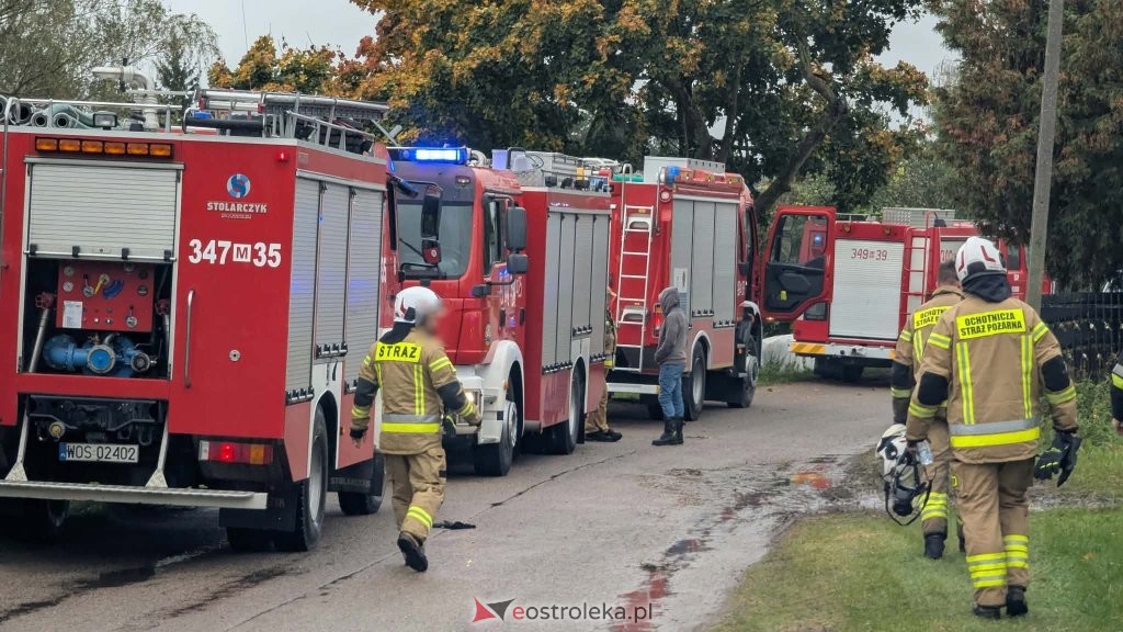 Duży pożar pod Ostrołęką! Płomienie objęły budynek, drewno i ciągnik rolniczy [WIDEO, ZDJĘCIA]