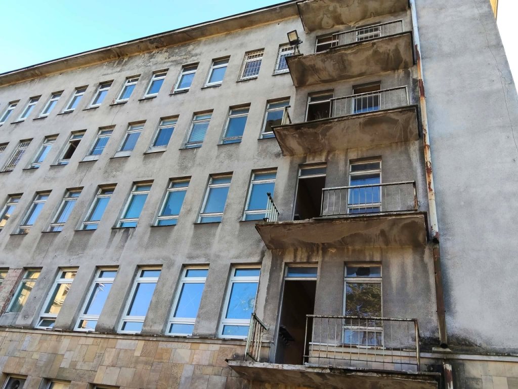 Młodzież opanowała stary szpital w Ostrołęce? Radny alarmuje i chce patroli. "Odgłosy strzelania" [ZDJĘCIA]