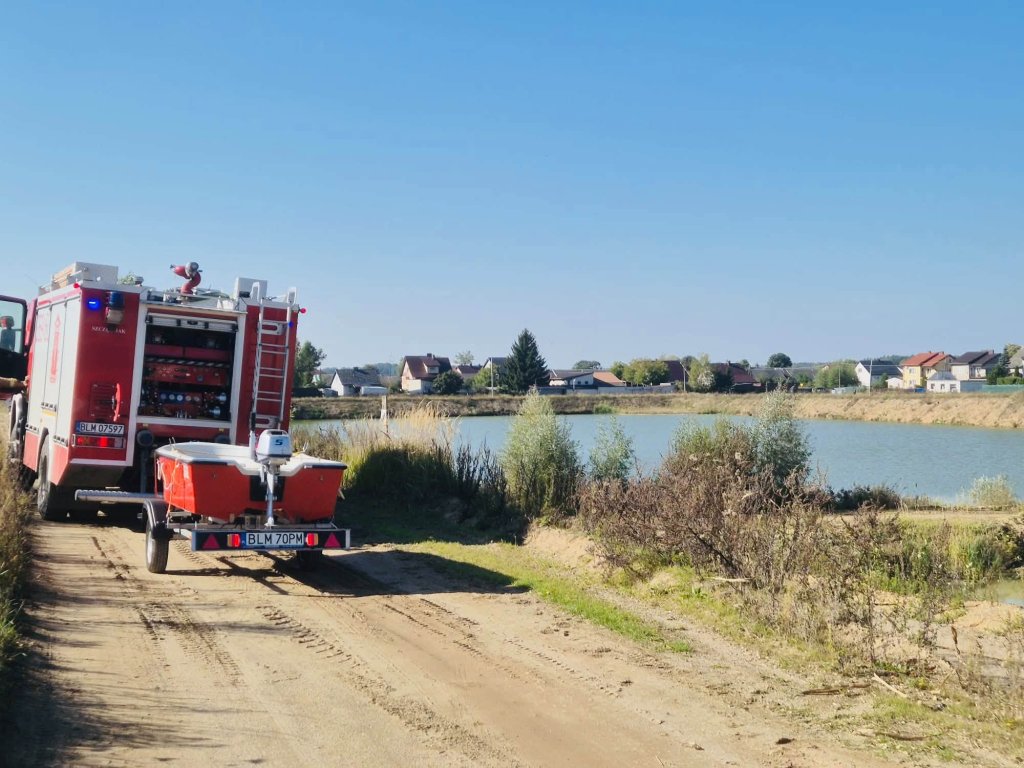 Wyciągnęli go z wody i rozpoczęli reanimację. Tragiczny finał akcji w wyrobisku po żwirowni [ZDJĘCIA]
