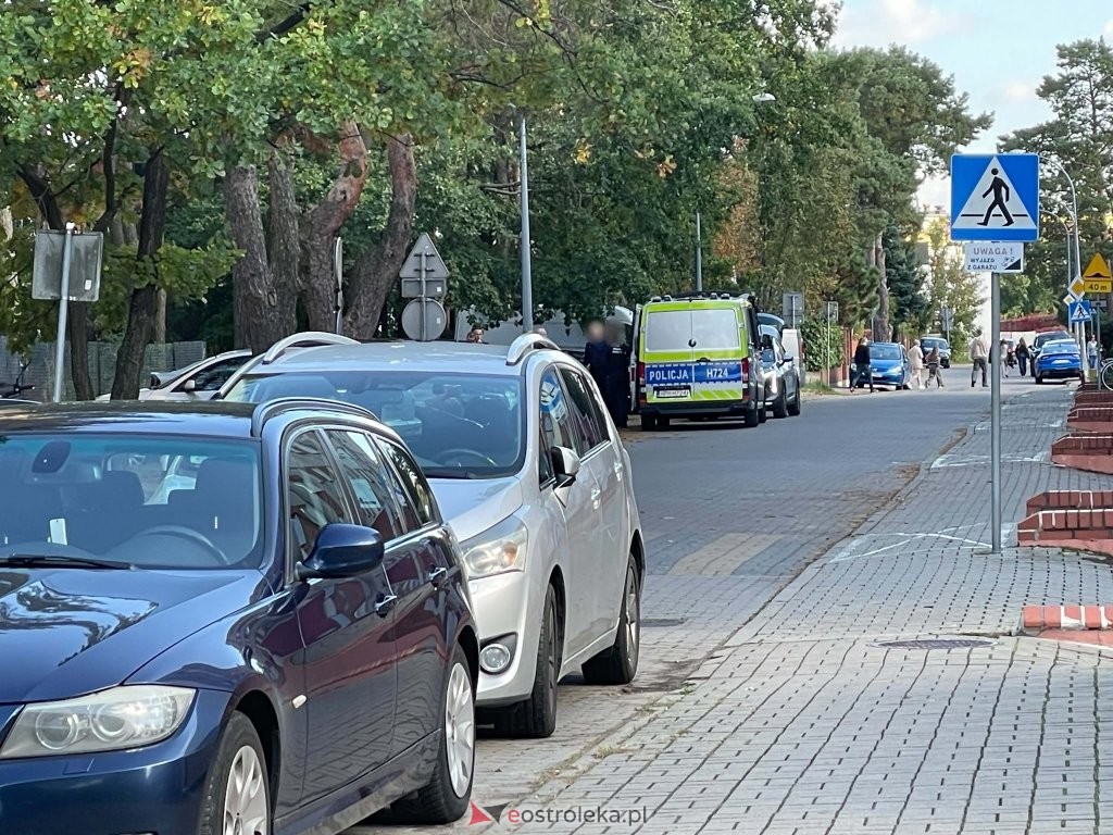 Złodziej dobrał się do Mercedesa. Zabrał elektronikę i gotówkę