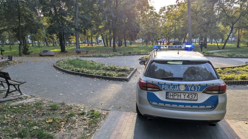Pirotechnicy w szkole w Ostrołęce. Policja sprawdza plecak napastnika [WIDEO, ZDJĘCIA]