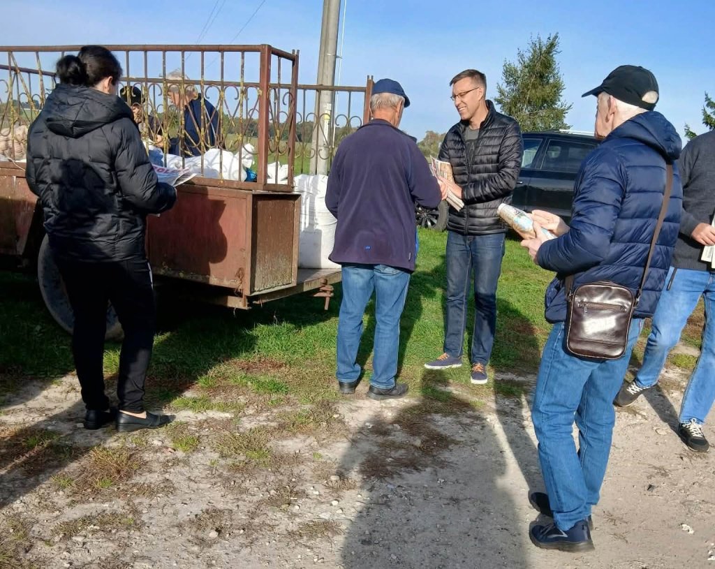 Między straganami o polityce. Poseł Marcin Grabowski odwiedził Goworowo [ZDJĘCIA]