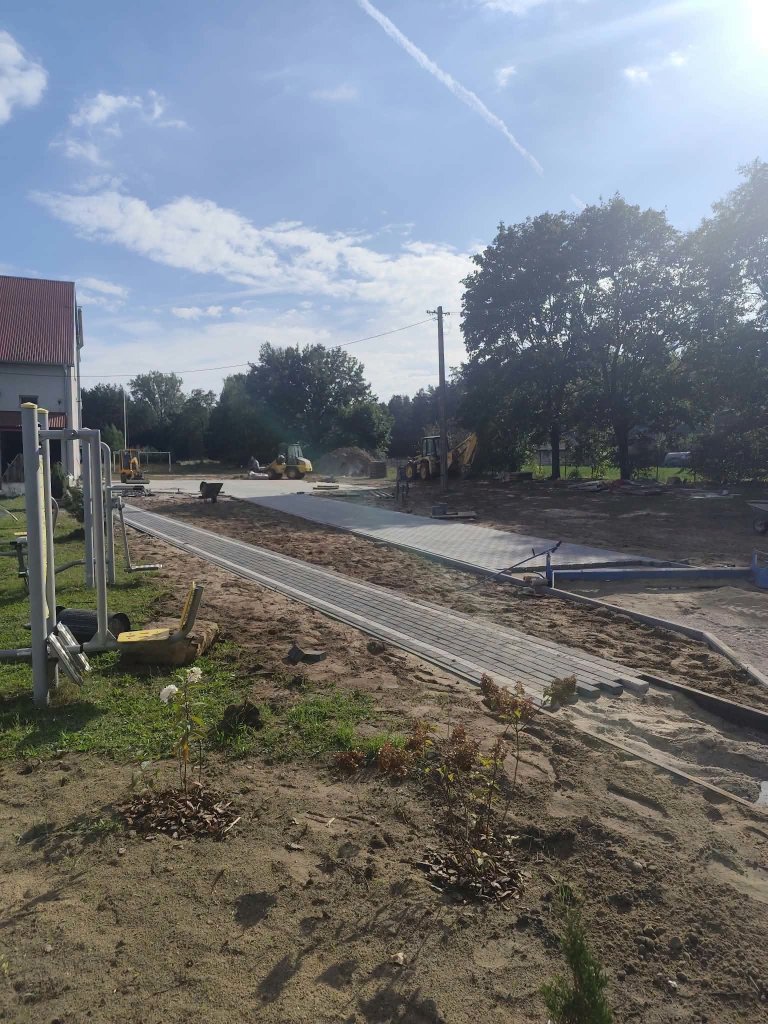 Nowy plac przy świetlicy w Laskach Szlacheckich gotowy. Zobacz, co się zmieniło [ZDJĘCIA]
