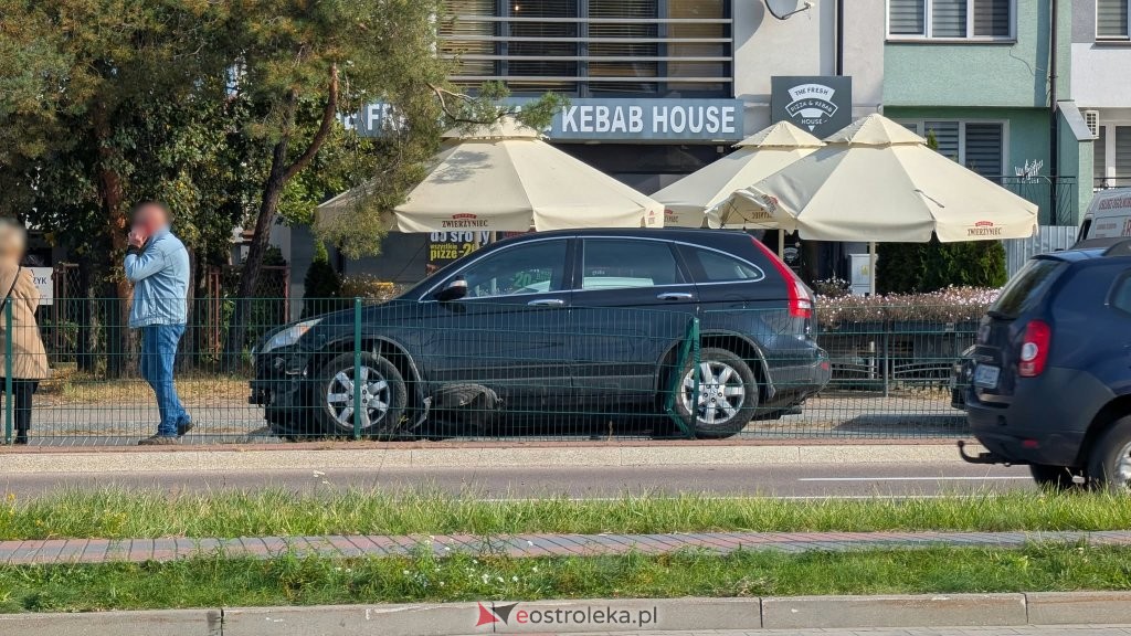 Kraksa na Fieldorfa „Nila”. SUV uderzył w barierki [ZDJĘCIA]