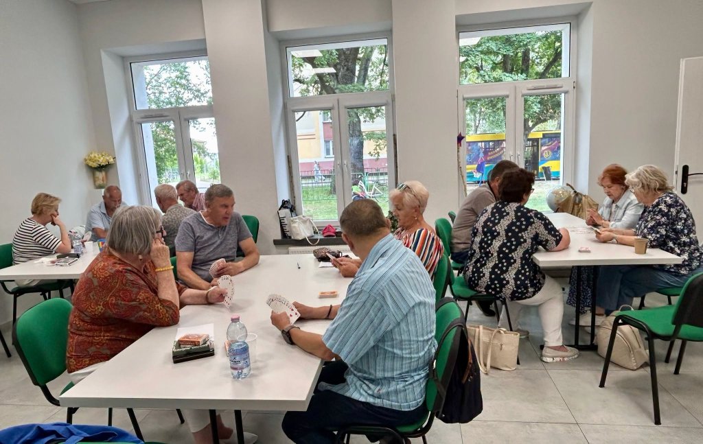 Seniorzy w Bibliotece Wojtki podsumowali cykl gier i spotkań. Wtorki z brydżem, szachami i remikiem! [ZDJĘCIA]