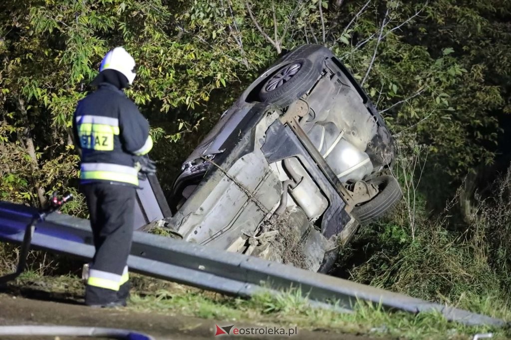 Dachowanie na trasie Kadzidło – Jeglijowiec. Jedna osoba poszkodowana! Trwa akcja ratunkowa [WIDEO, ZDJĘCIA]