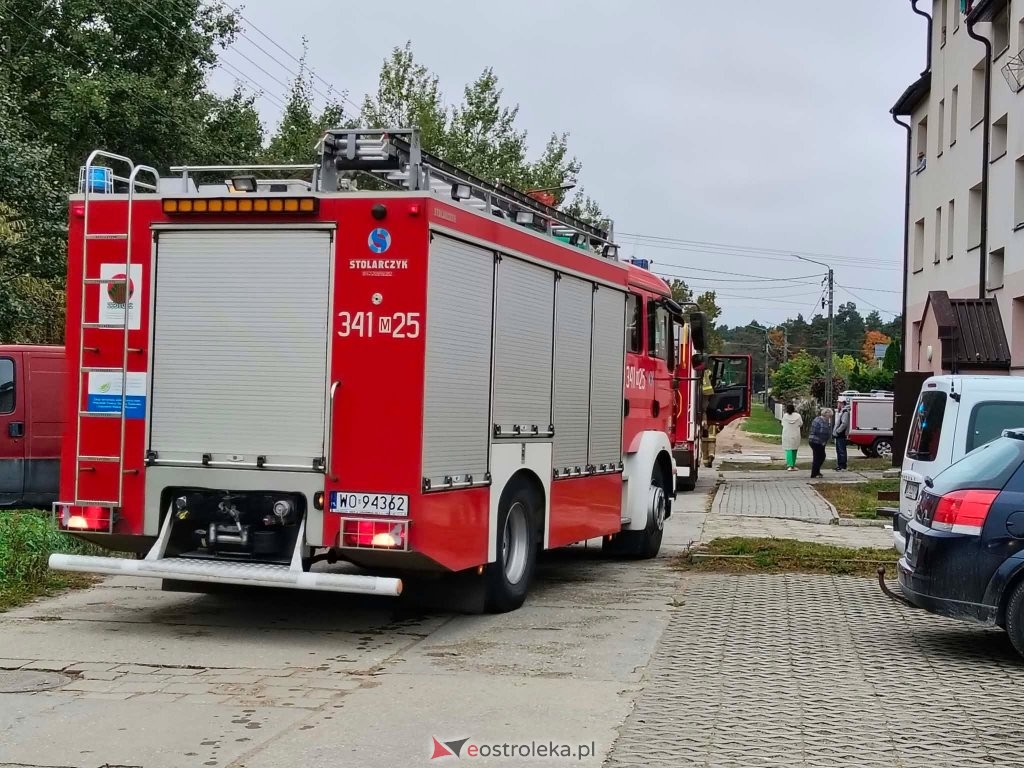 Groźny incydent w bloku socjalnym! Klatka schodowa pełna dymu. Interweniowały służby [ZDJĘCIA]