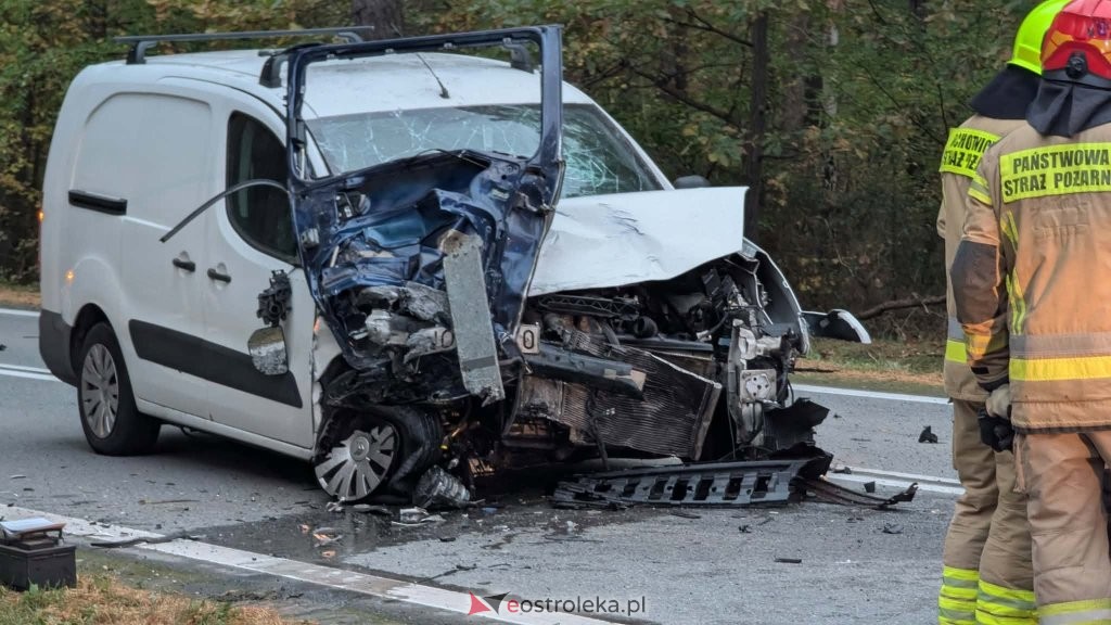 PILNE! Poważny wypadek pod Ostrołęką! Dwie osoby poszkodowane, droga zablokowana! [WIDEO, ZDJĘCIA]