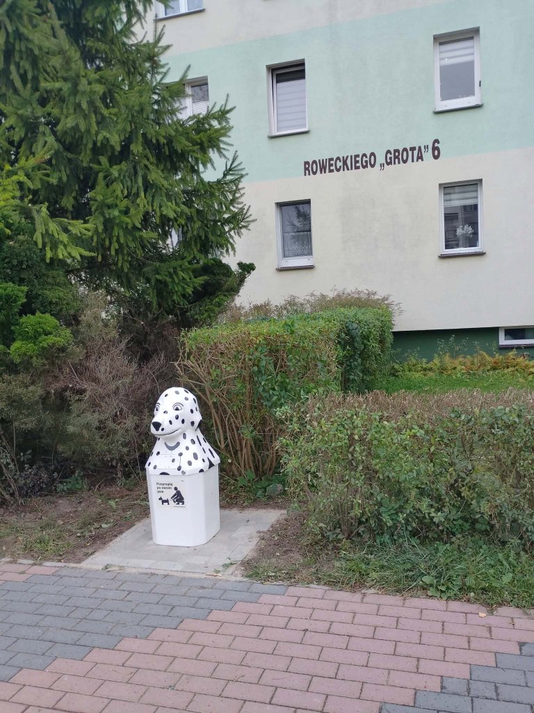 Pierwszy taki kosz w Ostrołęce! Na osiedlu Centrum stanął „Łatek”