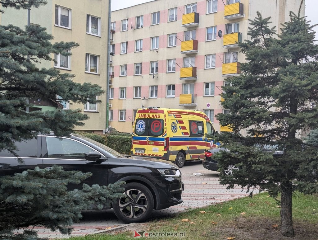 Światło się paliło, ale nikt nie otwierał. Tragiczne odkrycie w Ostrołęce [ZDJĘCIA]