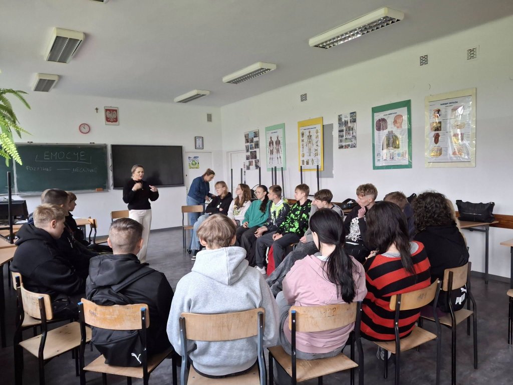 „Człowiek - serce każdej profesji”. Uczniowie z ZSZ nr 2 w Ostrołęce uczyli się radzenia sobie ze stresem [ZDJĘCIA]