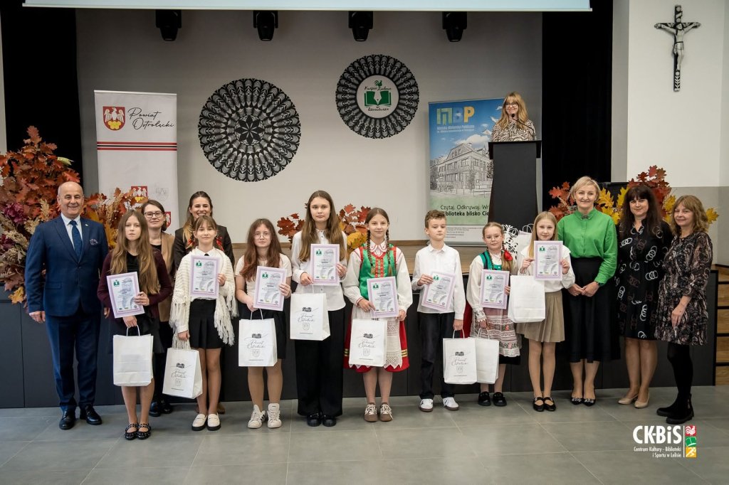 Żywa tradycja i młode talenty. Za nami finał XLIII Konkursu Recytatorskiego „Kurpie Zielone w Literaturze” [ZDJĘCIA]