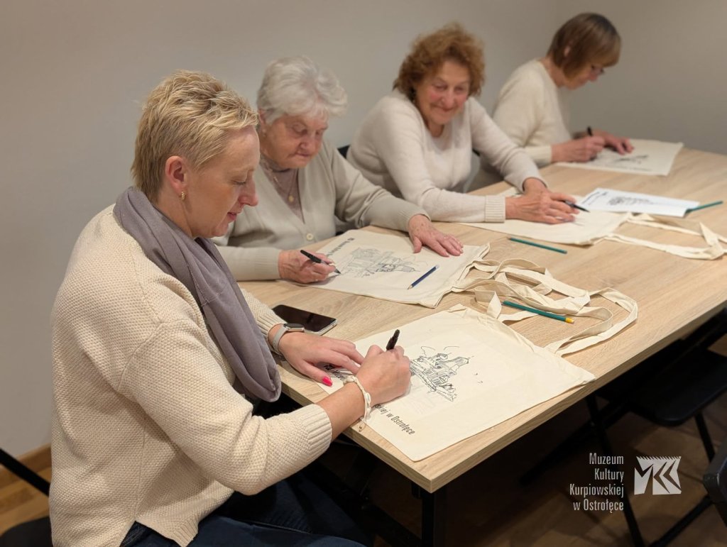 Seniorzy w Muzeum Kultury Kurpiowskiej. Twórcze spotkanie z ostrołęcką architekturą [ZDJĘCIA]