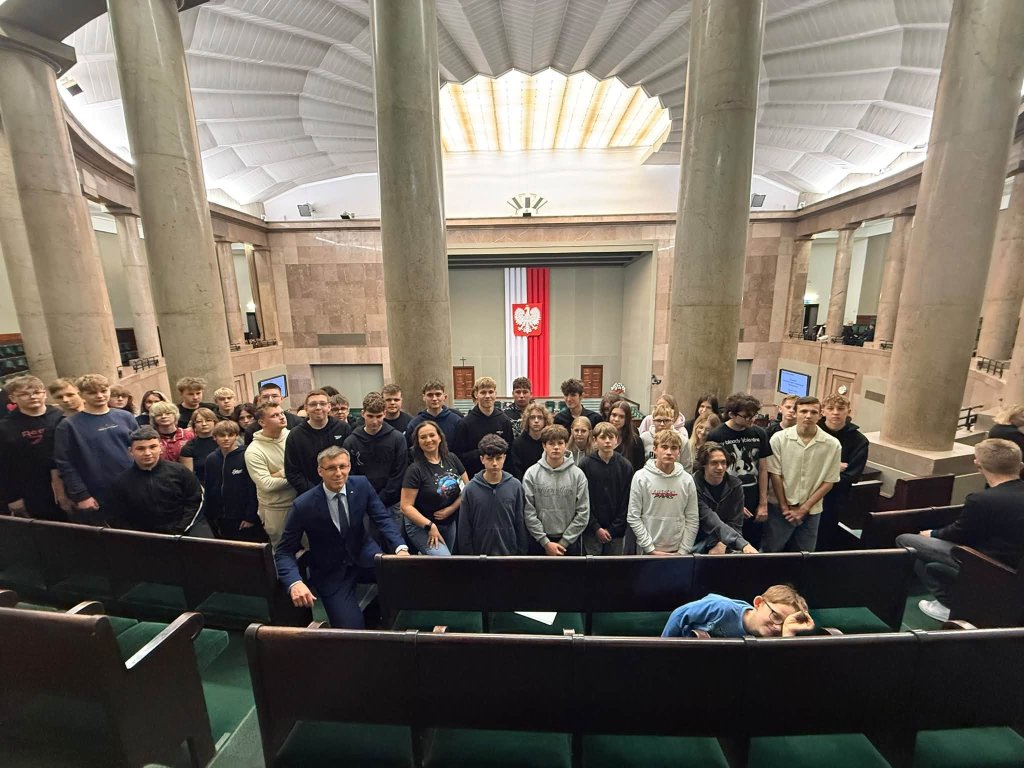 Młodzież z Ostrołęki w Sejmie. Uczniowie gośćmi posła Marcina Grabowskiego