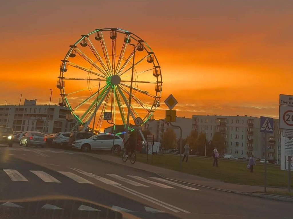 Niebo nad Ostrołęką zapłonęło kolorami! Niezwykły spektakl na zakończenie pięknego dnia [WIDEO, ZDJĘCIA]