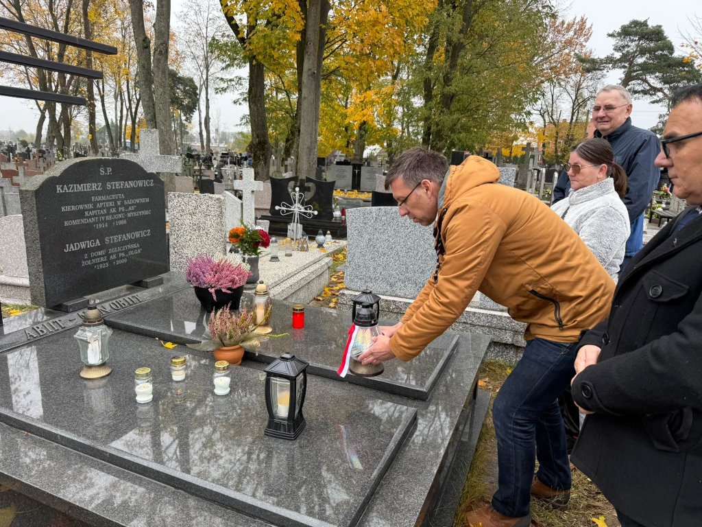 Pamiętają o bohaterach. Znicze na grobach żołnierzy w Myszyńcu [ZDJĘCIA]