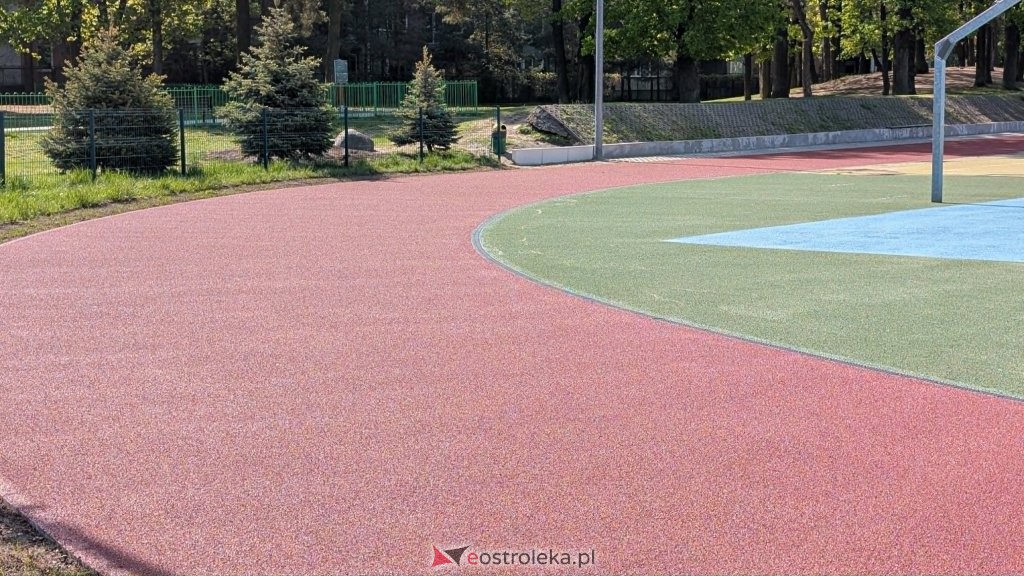 Ostatnie szlify na boisku SP 10. Zobacz, jak zmienił się szkolny kompleks sportowy [ZDJĘCIA]