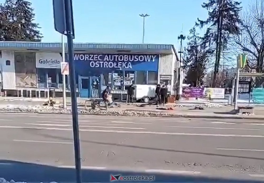 Bójka przy dworcu w Ostrołęce. Nagranie trafiło do sieci! Jest reakcja policji [WIDEO]