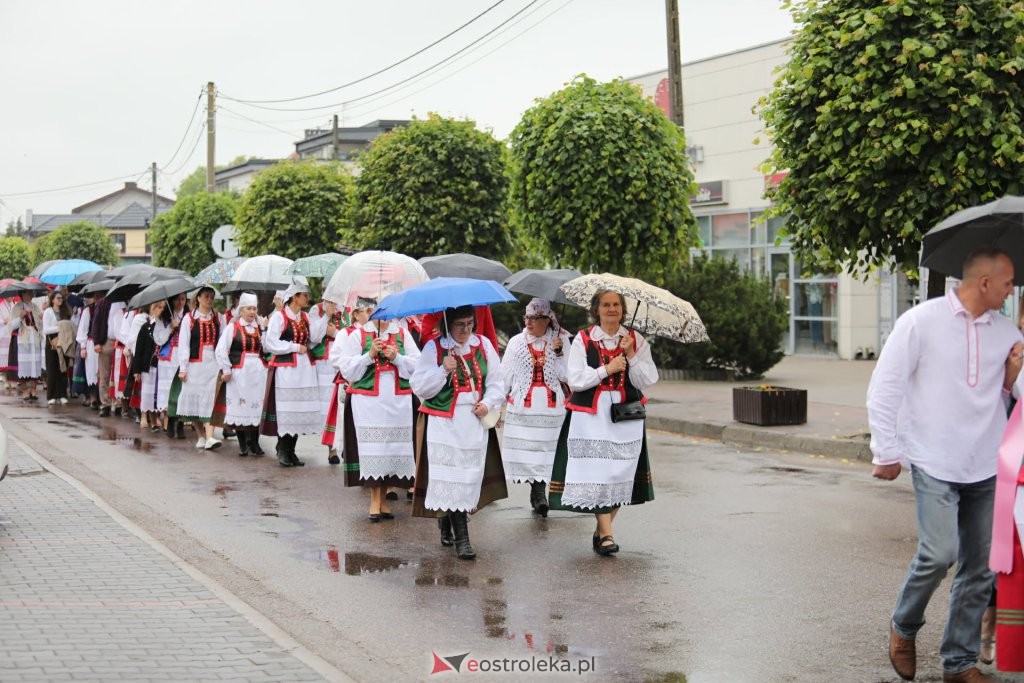 Boże Ciało w Kadzidle. Kurpiowskie stroje i tłumy wiernych [ZDJĘCIA]