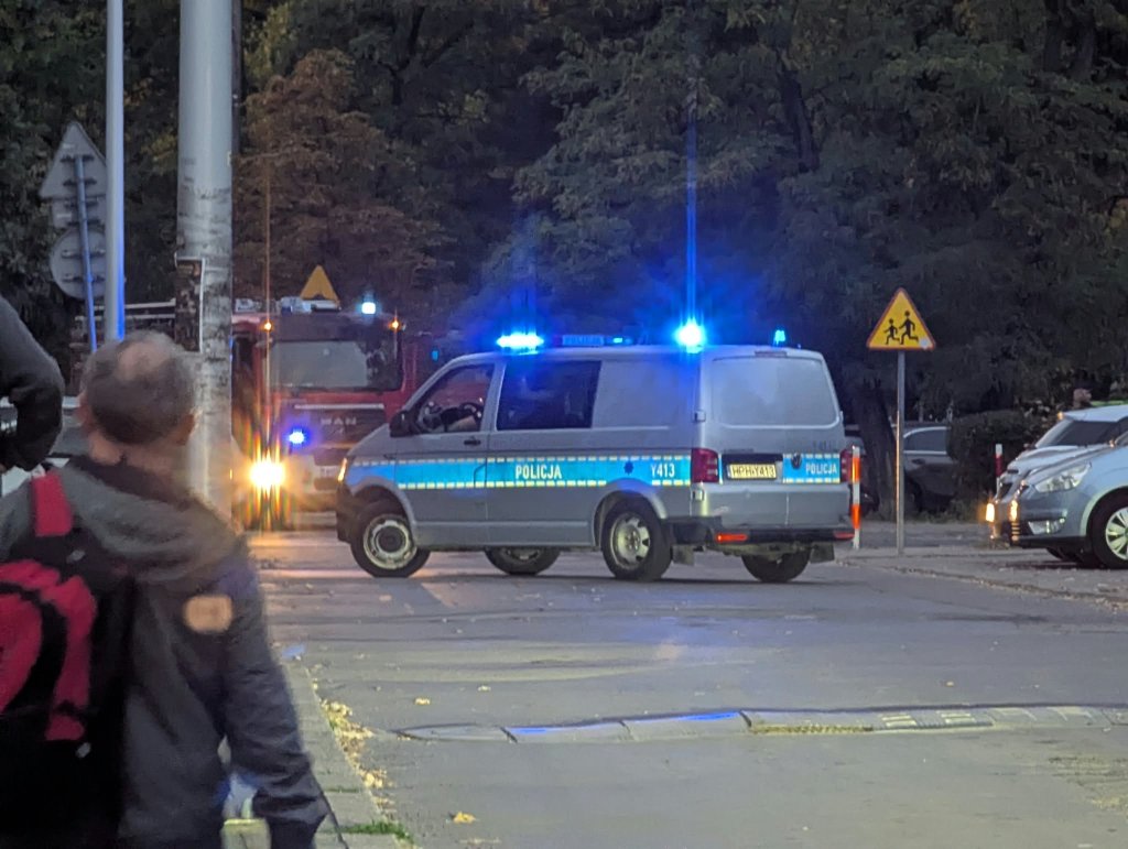 Czwartek bez lekcji. Psycholodzy, patrole i telefony wsparcia po ataku w Ostrołęce