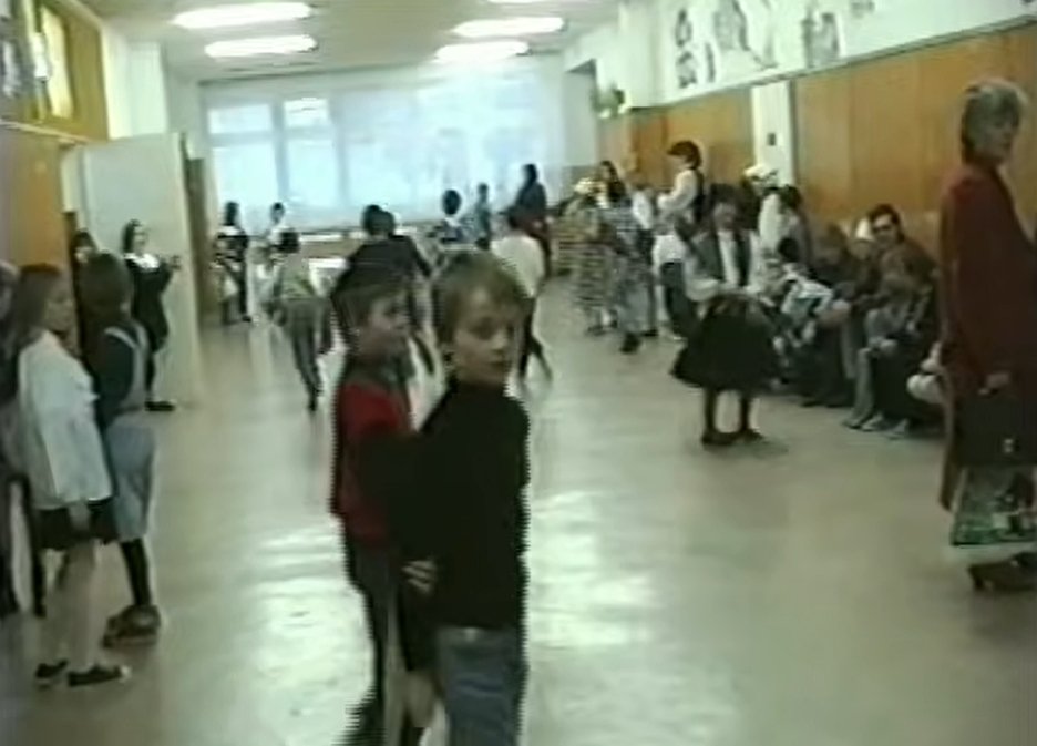 Nagranie z dyskoteki szkolnej w Ostrołęce. 1998 rok! Rozpoznajesz kogoś? [WIDEO]