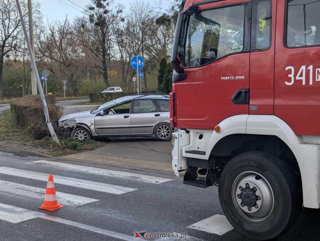 Niebezpieczny poranek na Wojciechowicach. Auto dachowało na rondzie! [WIDEO, ZDJĘCIA]
