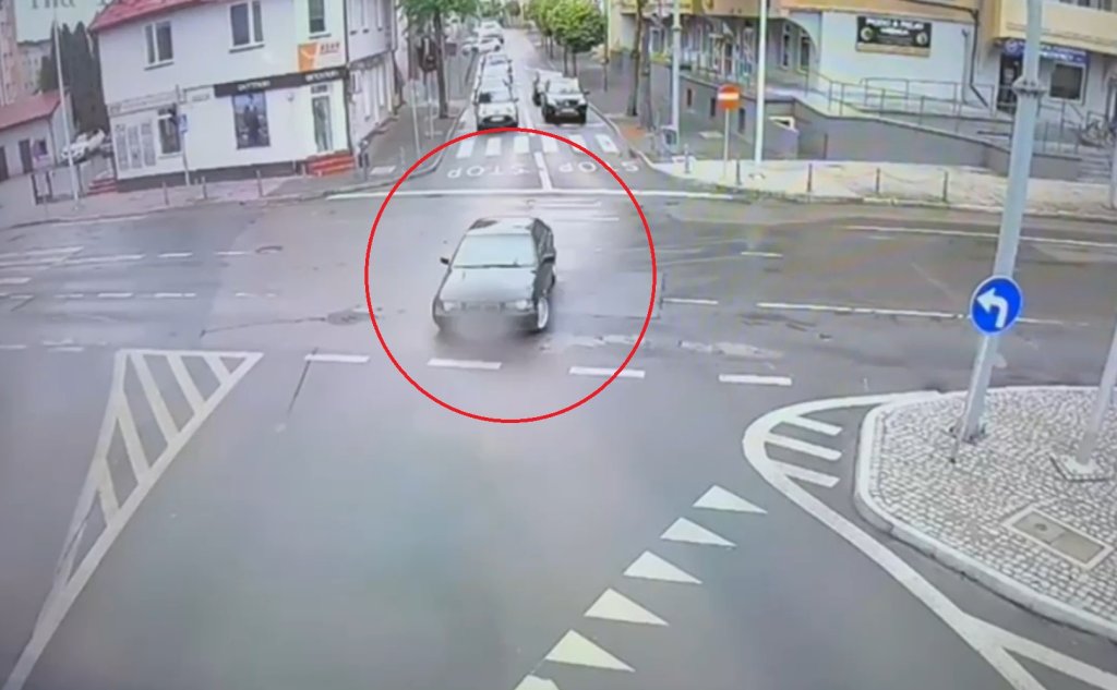 Driftował BMW w centrum Ostrołęki. Stracił prawo jazdy. ZOBACZ WIDEO