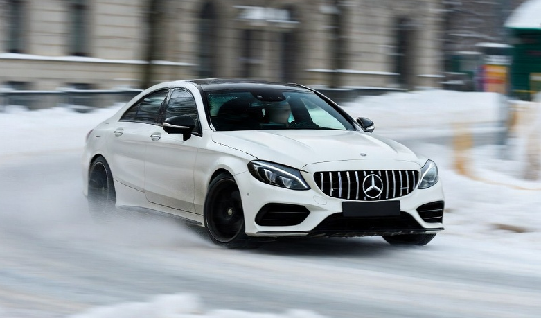 Drift w centrum Ostrołęki! O krok od tragedii, kierowca białego mercedesa uciekł