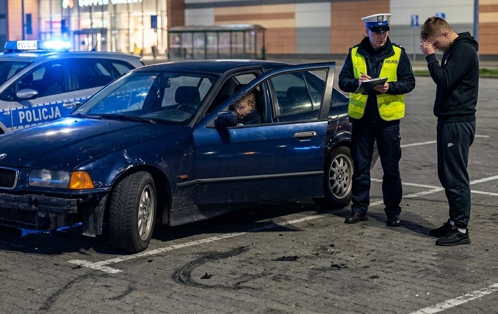 Ostrołęcka policja nie miała litości. „Amator driftu” pod galerią słono zapłaci za swoją brawurę!