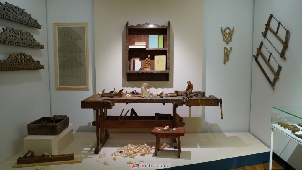 „Widzę przyszły kształt mojej pracy” – niezwykła wystawa o Konstantym Chojnowskim w Ostrołęce [WIDEO, ZDJĘCIA]