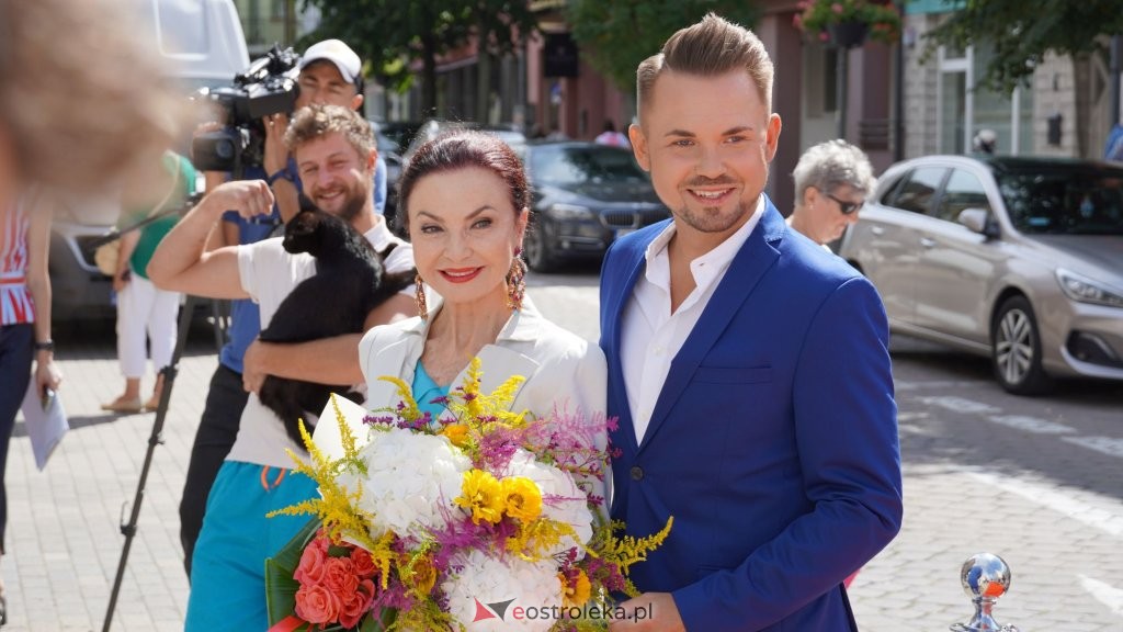 Grażyna Brodzińska z Ostrołęcką Nutką przy ratuszu! Ruszają XI Ostrołęckie Operalia [ZDJĘCIA, WIDEO]
