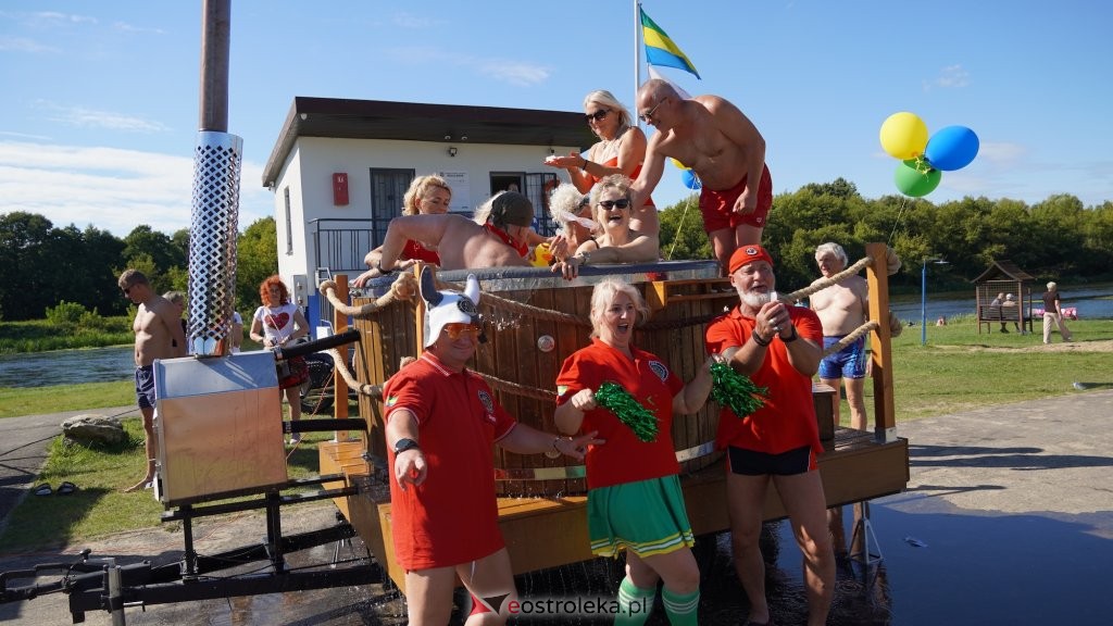 Ostrołęckie morsy na plaży miejskiej. Zamiast rzeki… balia z lodem [ZDJĘCIA, WIDEO]