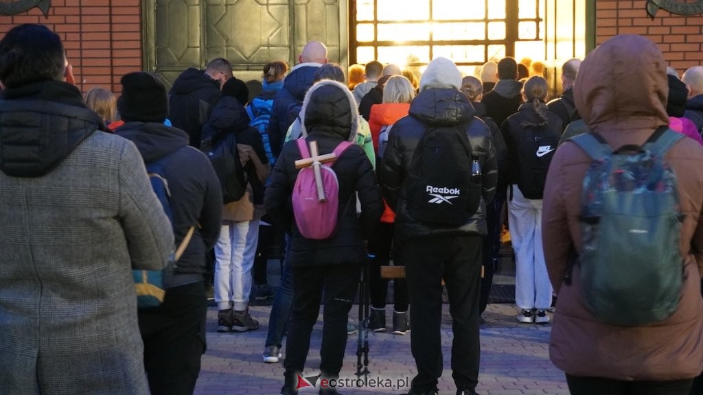 Noc, cisza i dziesiątki kilometrów. Ekstremalna Droga Krzyżowa wystartowała! [ZDJĘCIA]