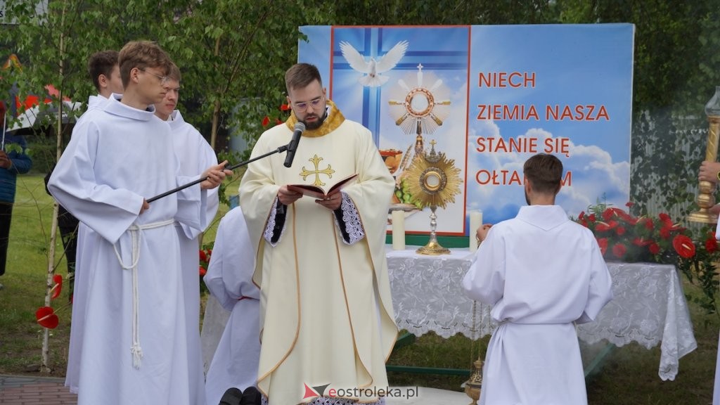 Deszcz nie wystraszył wiernych. Procesja Bożego Ciała w parafii Zbawiciela Świata w Ostrołęce [ZDJĘCIA, WIDEO]