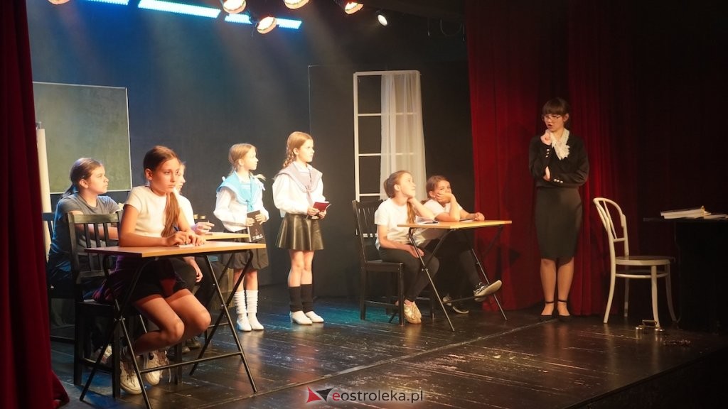 „Nawiedzona szkoła” na scenie. Młodzi aktorzy stworzyli klimat! [ZDJĘCIA, WIDEO]