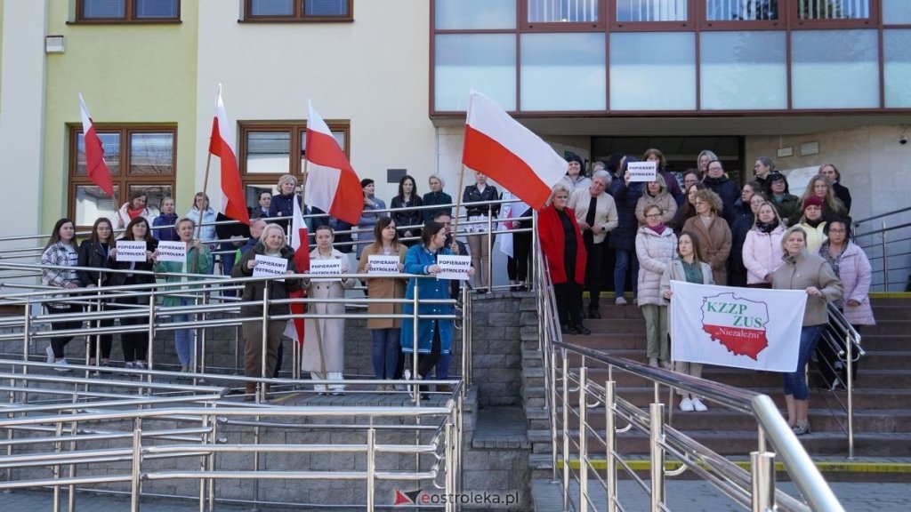 ZUS protestuje. "Popieramy Ostrołęka" - pracownicy wyszli przed budynek [ZDJĘCIA]